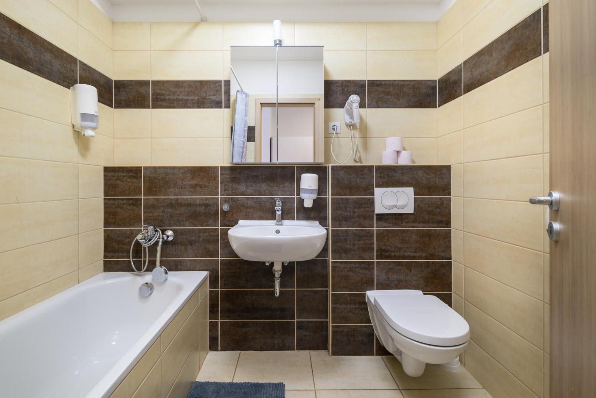 Atrium Residence Deluxe Suite-Free Parking Garage Same Building Budapest Eksteriør bilde
